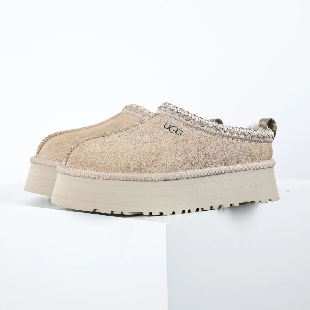 Copy price 💰560 Core recommendation of good price 5cm thick sole, independently developed original outsole, cashmere insole, keeping warm in winter, suitable for home use. In the new year, uug launched a style series, which is partially geared towards the preferences of young consumers. It has also moved to the forefront of fashion trends. Shoe body material, water-repellent coated suede upper, 17 mm UGGPURE™ implanted wool insole, lightweight non-slip and comfortable rubber outsole, with brand LOGO and trademark, with full package Size: 35 36 37 38 39 40